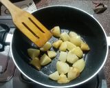 A picture of step 1 of Khatti meethi Aam aloo ki sabji.