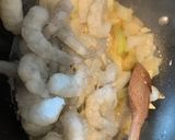 A picture of step 4 of Stir-fry King prawns in curry powder & egg.