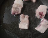 Foto del paso 2 de la receta: Arroz con costilla, tirabeques y ajos tiernos