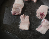 Foto del paso 2 de la receta: Arroz con costilla, tirabeques y ajos tiernos