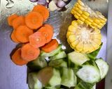 Foto langkah ke 1 dari resep Sayur Bening Oyong Wortel dan Jagung.