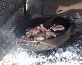 Foto del paso 2 de la receta: Pata de cordero al Malbec, papas, champiñones al disco