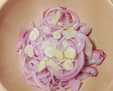Foto del paso 1 de la receta: Tortilla cuajada de patatas, ajos, perejil y jengibre