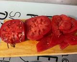 Une image de l'étape 5 de Salade composée tomates, betteraves rouges, jambon blanc,bacon et oignon rouge.