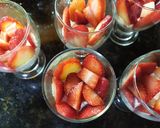 Foto del paso 4 de la receta: Postre en copa de frutillas 🍓 y crema Chantilly