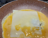 Foto del paso 3 de la receta: Tortilla de espinacas con pasas y queso
