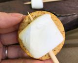 Hình bước làm 2 của món Kẹo nướng marshmallow kẹp bánh qui giòn cracker