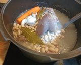 Foto del paso 5 de la receta: Judías blancas con oreja de cerdo y compango asturiano