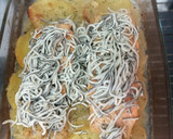 Foto del paso 4 de la receta: Salmón al horno con guarnición de patatas y gulas