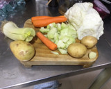 Foto del paso 1 de la receta: Sopa de verduras con lo que tengo en el refrigerador