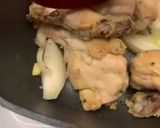 Foto del passaggio 2 della ricetta Pollo al pomodoro e cipolla ricetta di riciclo