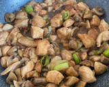 Foto del paso 5 de la receta: Pollo en salsa de ostras