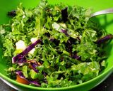 Foto del paso 6 de la receta: Ensalada de Kale, maní, repollo y queso