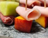 Foto del paso 5 de la receta: 🍓🍑🍈🍒Pinchos de fruta, queso y fiambres🍒🍈🍑🍓