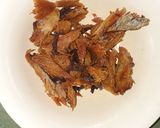Foto langkah ke 3 dari resep Ikan Asin Tumbuk Sambal Tomat 👍🏻😊.