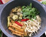 Hình bước làm 5 của món Lẩu gà lá é