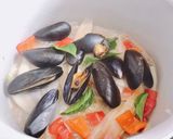 Hình bước làm 1 của món Mì Gói Ăn Liền Chua Cay Topping Trai Pháp (Vẹm Đen)