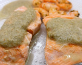 Foto del paso 9 de la receta: Salmón con vinagreta de alcaparras y miel con langostinos al ajillo