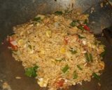 รูปขั้นตอนการทำที่ 6 ของ ข้าวผัดไส้กรอกน่องไก่ทอด
