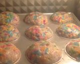 Foto langkah ke 2 dari resep Rainbow Sprinkles Banana Mini Muffins.