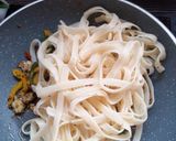 A picture of step 4 of Fettuccine Aglio e Olio.