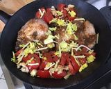 Une image de l'étape 9 de Côtes de porc aux tomates, ail rose et fanes de navets.