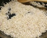 A picture of step 1 of Risotto gamberi e caviale prawn and caviar risotto 🎄.