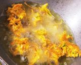 प्याज़ के कुरकुरे पकोड़े (pyaz ke kurkure pakode recipe in Hindi) रेसिपी चरण 5 फोटो