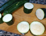 Foto del paso 1 de la receta: Calabacín relleno de gambitas rojas