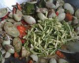 Foto langkah ke 6 dari resep Tumis Terong Bunga Pepaya.