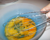 Foto del paso 4 de la receta: Tortilla de patata rellena de pavo y queso