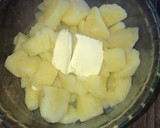 Foto del paso 1 de la receta: Bomba de papas al horno con verdeos y mozzarella