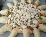 Foto langkah ke 7 dari resep Sausage Bite Pizza.