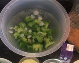Foto del paso 1 de la receta: Pasta en salsa blanca con brócoli, espinaca y tocineta