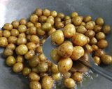Foto langkah ke 2 dari resep Rendang Daging with Baby Potatoes (Kentang Kecil).