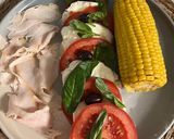 Foto del paso 3 de la receta: Ensalada de tomate con mozzarella con pavo y mazorca de maíz