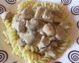 Csirkés-gombás tejfölös hús, fusilli tésztával recept fázis 5 fotója