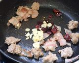 รูปขั้นตอนการทำที่ 6 ของ สปาเกตตี้หมูเด้งเบคอนพริกแห้ง