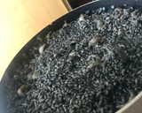 Foto del paso 6 de la receta: Arroz negro con calamares