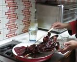 Foto del paso 1 de la receta: Chicharrón prensado en chile guajillo
