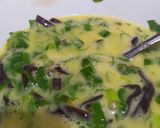 Foto langkah ke 5 dari resep Omelette Bayam Jamur Kuping - MPASI 12m+.