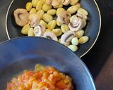 Foto del paso 3 de la receta: Gnocchis con huevos y champiñones en salsa de tomate