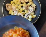 Foto del paso 3 de la receta: Gnocchis con huevos y champiñones en salsa de tomate