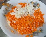 Une image de l'étape 6 de Salade multicolore de riz blanc, carottes, petits pois, tomate, radis et persil.