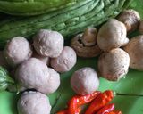 Foto langkah ke 1 dari resep Tumis Pare Bakso Jamur.