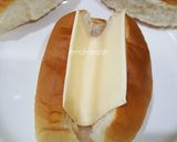 Gambar langkah 3 resipi Roti Sosej Kukus Berkeju.