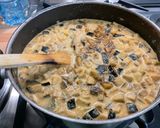 Une image de l'étape 21 de Soupe façon thaïlandaise au poulet, aubergine et curry.