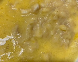Foto del paso 5 de la receta: Budín de banana húmedo, esponjo, súper rico con dulce de leche!