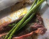 Foto del paso 3 de la receta: (Enrollado de carne con espárragos.) Acompañado con ensalada César y arroz con fideos