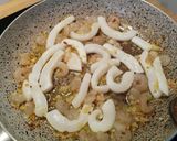 Foto del paso 3 de la receta Arroz negro con calamares y gambas